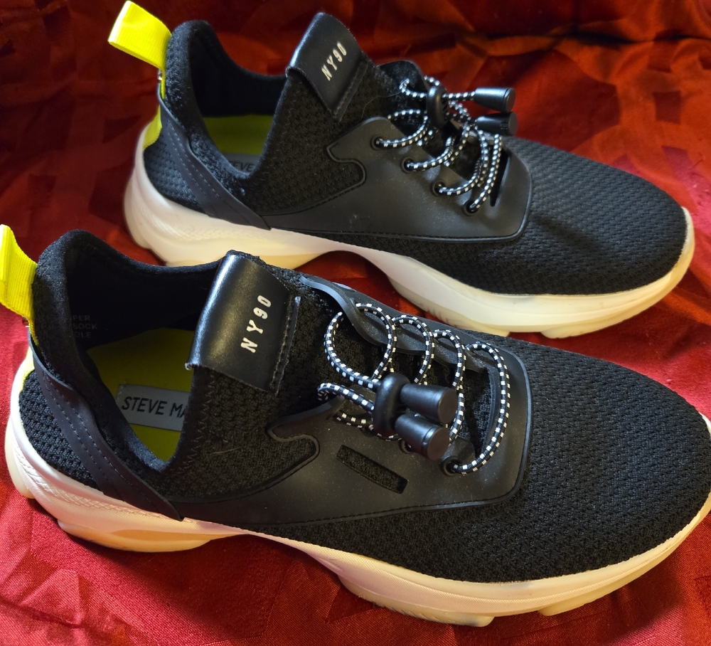 Steve Madden Black and White Sneakers Modern Sporty Design